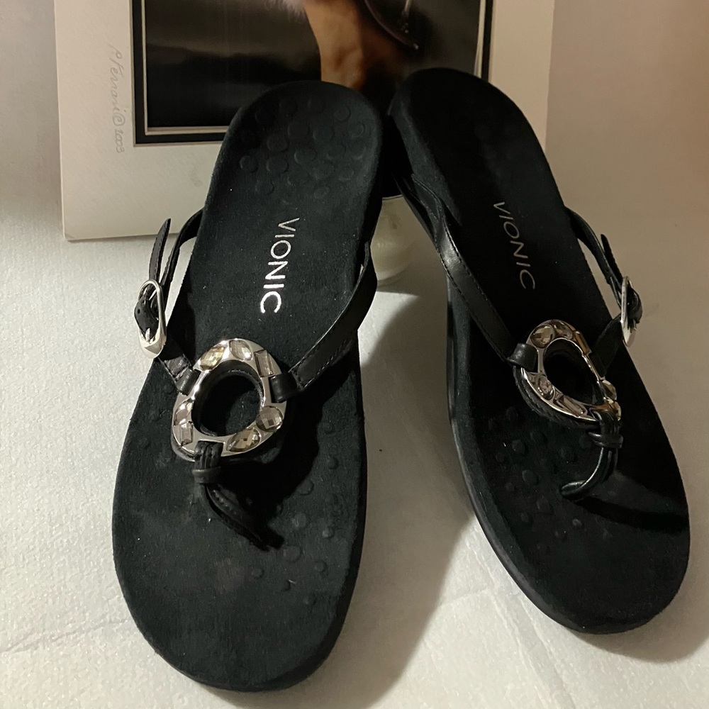 Vionic Black Ricci-style, jeweled Sandals, silver accents, 3-zone comfort. Sz 8